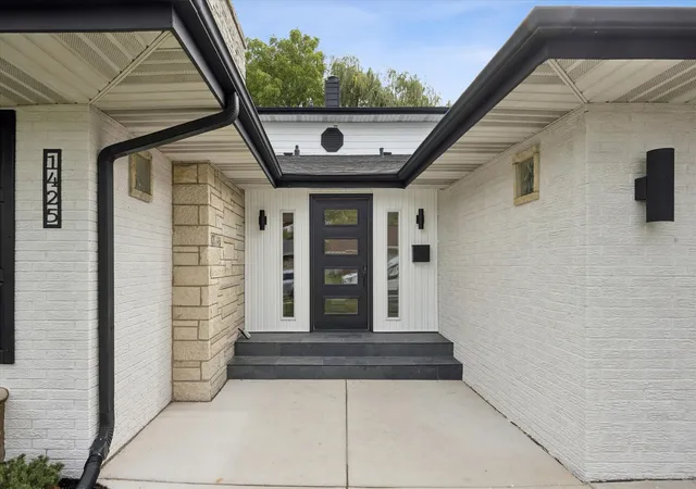 Photo 2 of Single family home for sale at 1425 Stonegate Rd, La Grange Park, IL 60526 | MLS# 12744465 | Listing updated on 2026-09-14
