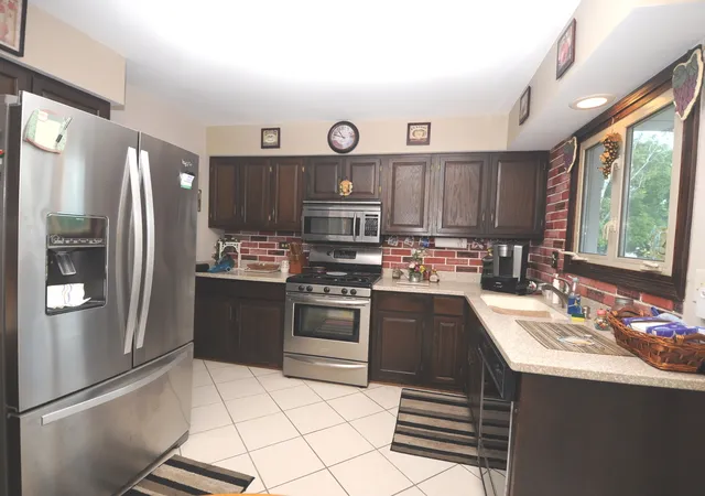 Photo 4 of Single family home for sale at 613 Garys Dr, Antioch, IL 60002 | MLS# 12744476 | Listing updated on 2026-10-07