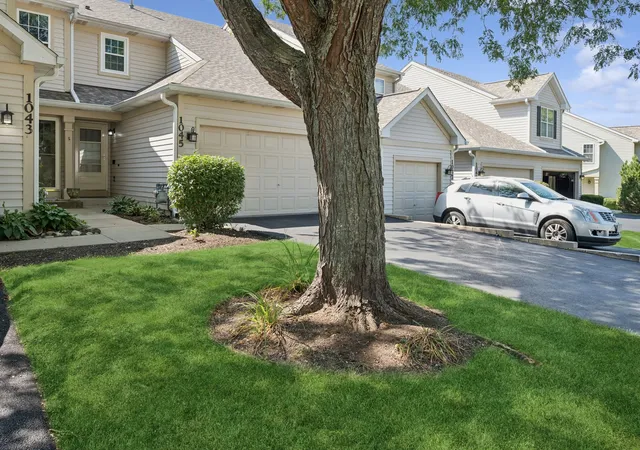 Photo 2 of Townhouse for sale at 1045 Horizon Ridge #1045, Lake In The Hills, IL 60156 | MLS# 12744494 | Listing updated on 2026-09-13