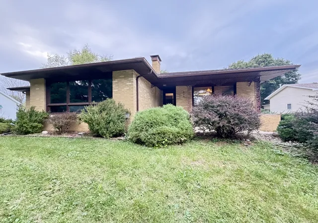 Photo 1 of Single family home for sale at 909 W Washington St, Clinton, IL 61727 | MLS# 12744506 | Listing updated on 2026-10-02