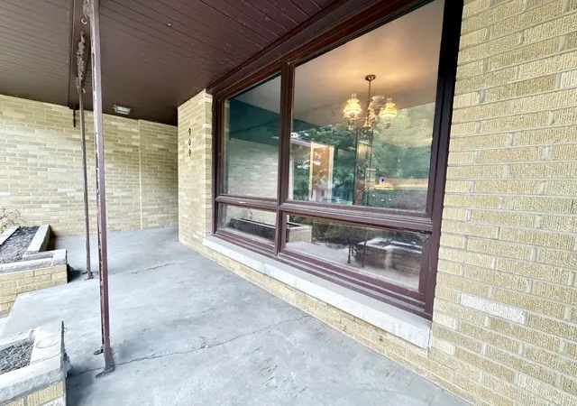 Photo 2 of Single family home for sale at 909 W Washington St, Clinton, IL 61727 | MLS# 12744506 | Listing updated on 2026-10-02