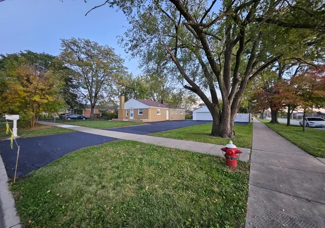 Photo 3 of Single family home for sale at 6425 W 85th Place, Burbank, IL 60459 | MLS# 12744626 | Listing updated on 2026-10-27