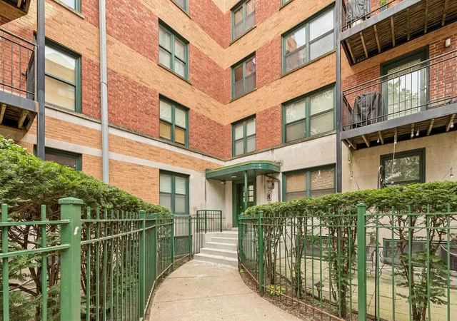 Condo for sale at 2545 W Catalpa Ave #5C, Chicago, IL 60625 | MLS# 12744663