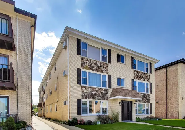 Listing Photo 1 - Condo for sale in building located at 6460 N Nw Hwy, Chicago, IL 60631 - Unit #101