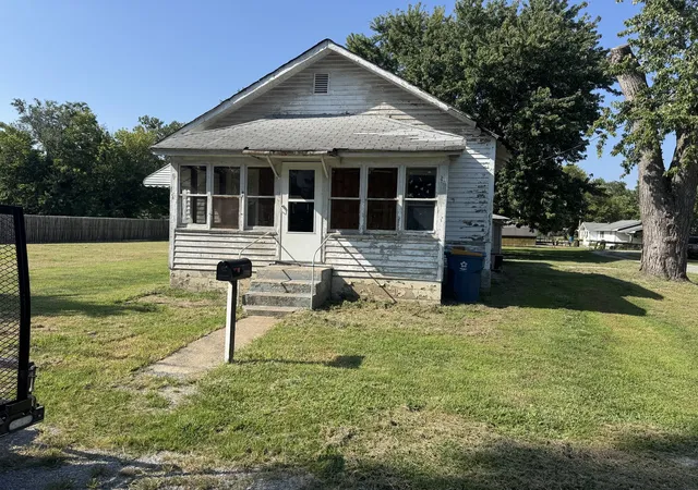 Photo 1 of Single family home for sale at 513 E Smith St, Benton, IL 62812 | MLS# 12744909 | Listing updated on 2026-09-14