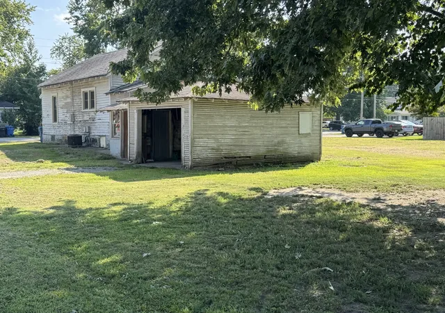Photo 2 of Single family home for sale at 513 E Smith St, Benton, IL 62812 | MLS# 12744909 | Listing updated on 2026-09-14