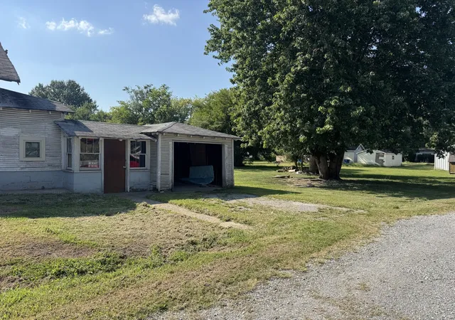 Photo 3 of Single family home for sale at 513 E Smith St, Benton, IL 62812 | MLS# 12744909 | Listing updated on 2026-09-14