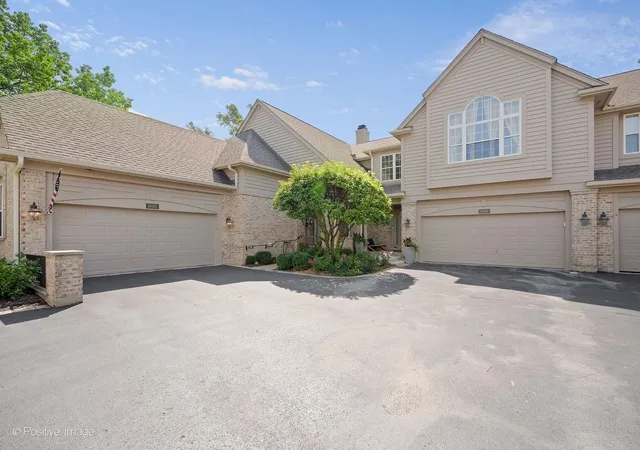 Photo 1 of Townhouse for sale at 11005 Edgebrook Ln, Indian Head Park, IL 60525 | MLS# 12744925 | Listing updated on 2026-09-19