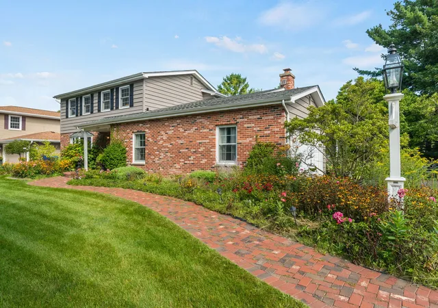 Photo 2 of Single family home for sale at 1514 Allen Ln, St. Charles, IL 60174 | MLS# 12744963 | Listing updated on 2026-09-14