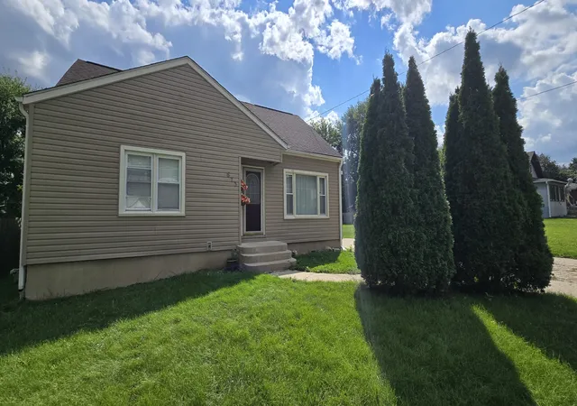 Photo 3 of Single family home for sale at 673 Orange St, Elgin, IL 60123 | MLS# 12744972 | Listing updated on 2026-09-29