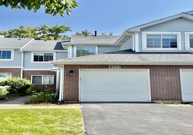 Listing Photo 1 - Condo for sale in building located at 8225 Ripple Ridge Dr, Darien, IL 60561 - Unit #8225
