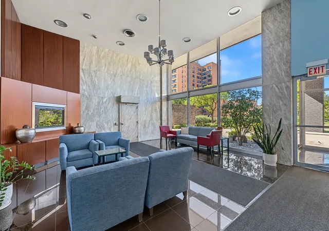Listing Photo 4 - Condo for sale in building located at 6145 N Sheridan Rd, Chicago, IL 60660 - Unit #27C