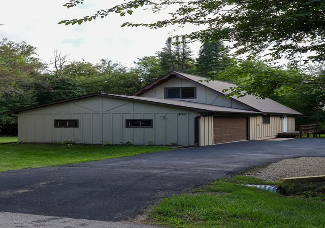 Photo 2 of Single family home for sale at 404 Atlantic Dr, Poplar Grove, IL 61065 | MLS# 12745210 | Listing updated on 2026-09-27