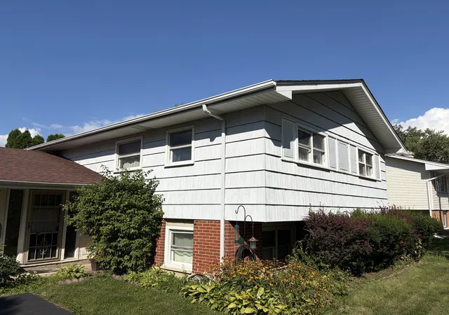 Photo 4 of Single family home for sale at 570 Jamison Ln, Hoffman Estates, IL 60169 | MLS# 12745282 | Listing updated on 2026-09-17