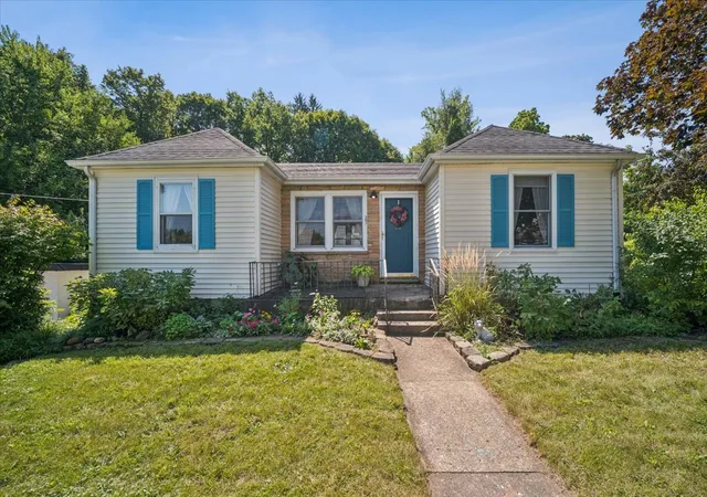 Photo 2 of Single family home for sale at 25 Mosedale St, St. Charles, IL 60174 | MLS# 12745308 | Listing updated on 2026-09-07