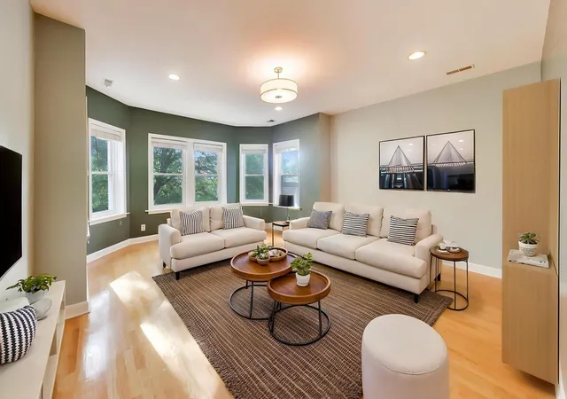 Listing Photo 4 - Condo for sale in building located at 4253 N Mozart St, Chicago, IL 60618 - Unit #3N