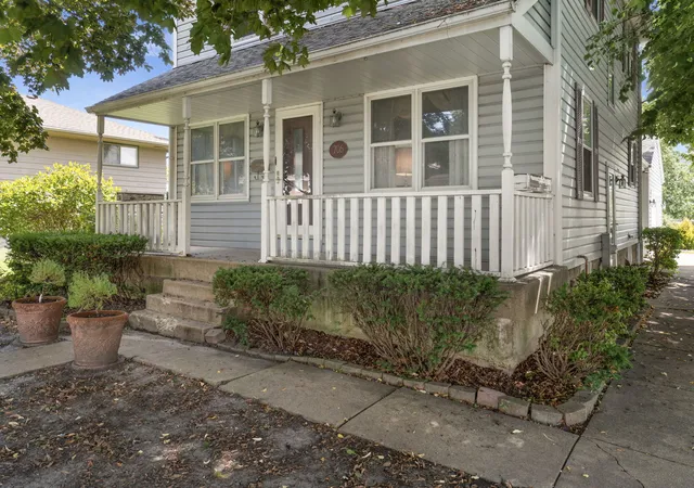 Photo 1 of Single family home for sale at 706 Old Indian Trl, Aurora, IL 60506 | MLS# 12745326 | Listing updated on 2026-10-20