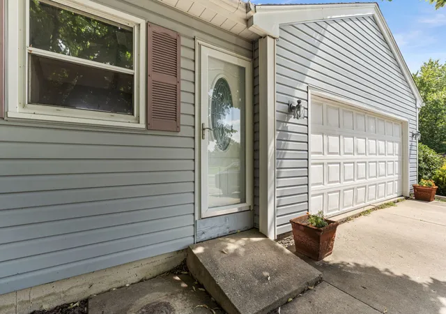 Photo 2 of Single family home for sale at 706 Old Indian Trl, Aurora, IL 60506 | MLS# 12745326 | Listing updated on 2026-10-20