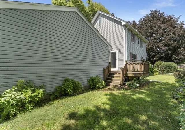 Photo 4 of Single family home for sale at 706 Old Indian Trl, Aurora, IL 60506 | MLS# 12745326 | Listing updated on 2026-10-20