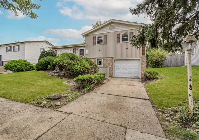 Photo 3 of Single family home for sale at 5809 Orange Ln, Oak Forest, IL 60452 | MLS# 12745370 | Listing updated on 2026-10-04