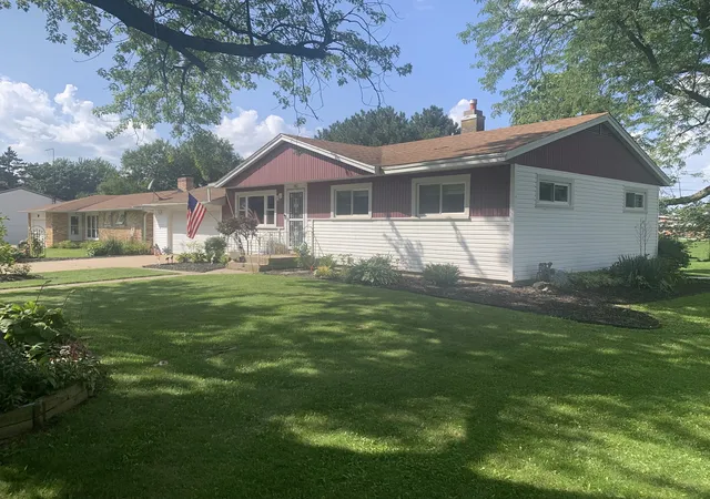 Photo 3 of Single family home for sale at 702 Bourn St, Harvard, IL 60033 | MLS# 12745379 | Listing updated on 2026-09-22