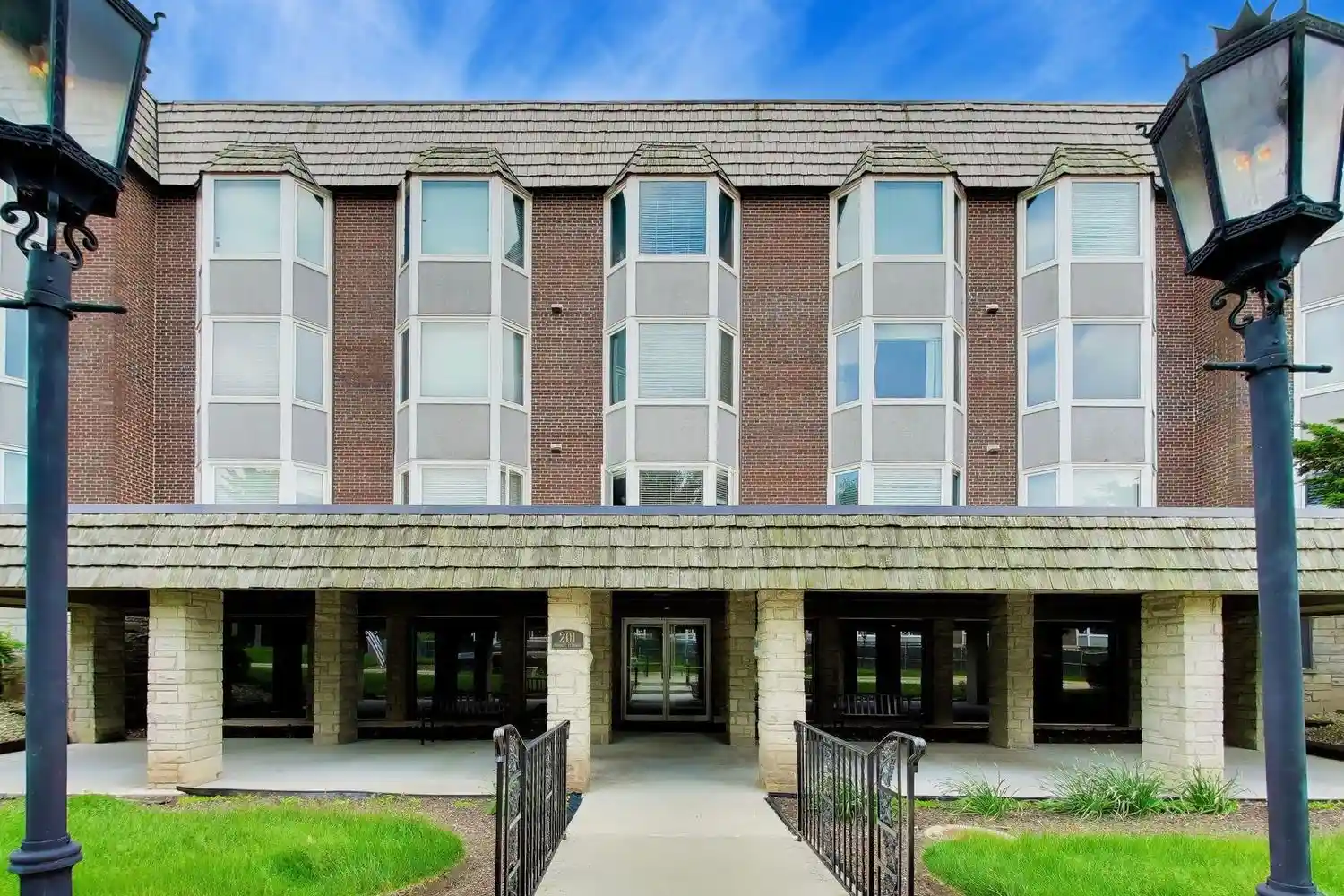 Listing Photo 1 - Condo for sale in 201 Thames Pkwy located at 201 Thames Pkwy, Park Ridge, IL 60068 - Unit #3H