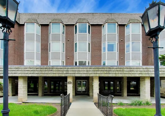 Condo for sale at 201 Thames Pkwy #3H, Park Ridge, IL 60068 | MLS# 12745510