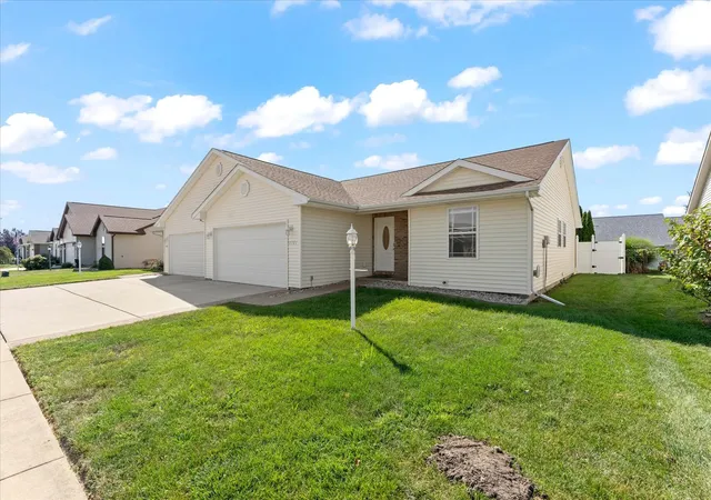 Photo 3 of Sale Pending at 1703 E Lexington Dr, Urbana, IL 61802 | MLS# 12745514 | Listing updated on 2026-09-19