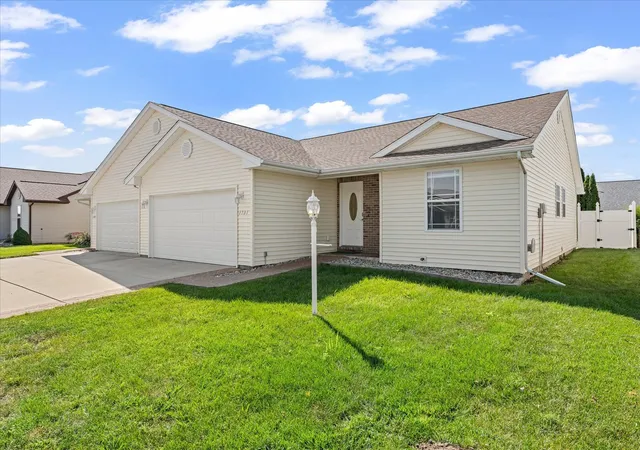 Photo 3 of Sale Pending at 1703 E Lexington Dr, Urbana, IL 61802 | MLS# 12745514 | Listing updated on 2026-09-19