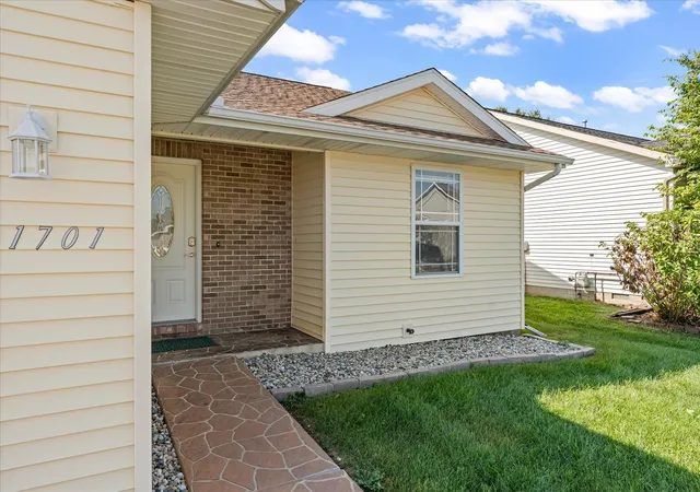 Photo 4 of Sale Pending at 1703 E Lexington Dr, Urbana, IL 61802 | MLS# 12745514 | Listing updated on 2026-09-19