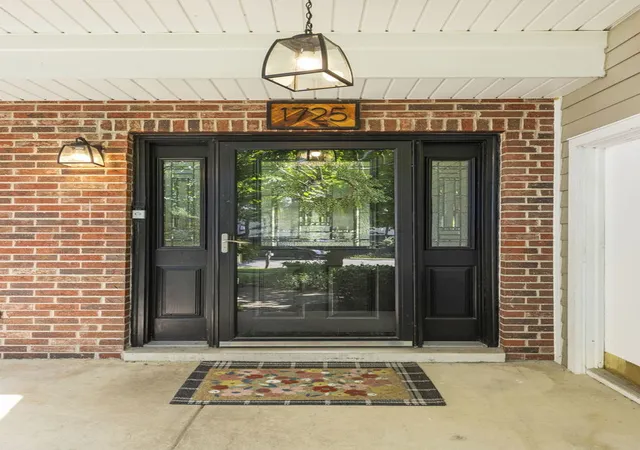 Photo 3 of Single family home for sale at 1725 Maple Leaf Ct, Wheaton, IL 60187 | MLS# 12745569 | Listing updated on 2026-10-01