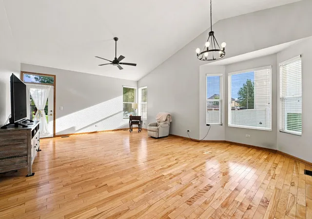 Listing Photo 5 - Condo for sale at Hampton Glen, Unit 5205 Gardiner Glenn Dr, Hampton Glen, Plainfield, IL 60586 | Built Year: 2003-2008