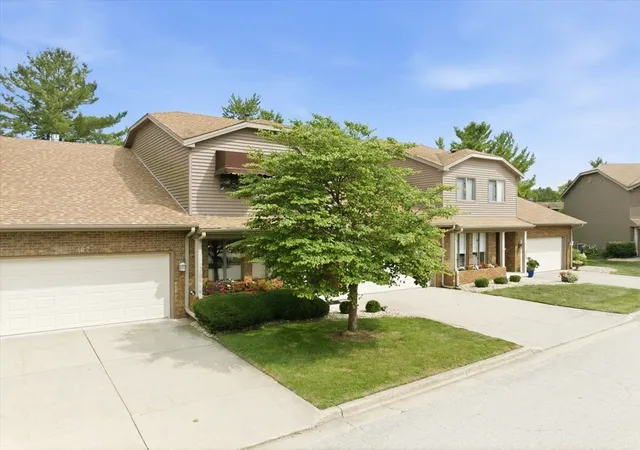 Photo 2 of Townhouse for sale at 125 Manor Cir, Bloomington, IL 61704 | MLS# 12745657 | Listing updated on 2026-09-29