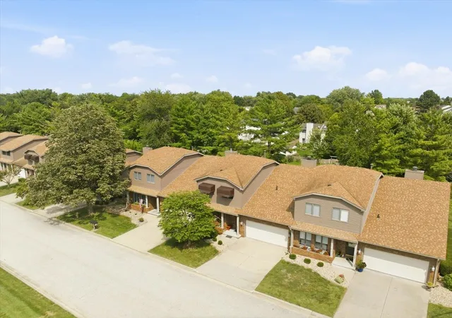 Photo 3 of Townhouse for sale at 125 Manor Cir, Bloomington, IL 61704 | MLS# 12745657 | Listing updated on 2026-09-29