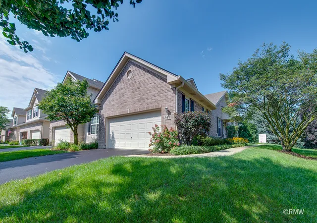 Photo 1 of Townhouse for sale at 981 Oak Ridge Blvd, Elgin, IL 60120 | MLS# 12745664 | Listing updated on 2026-09-14