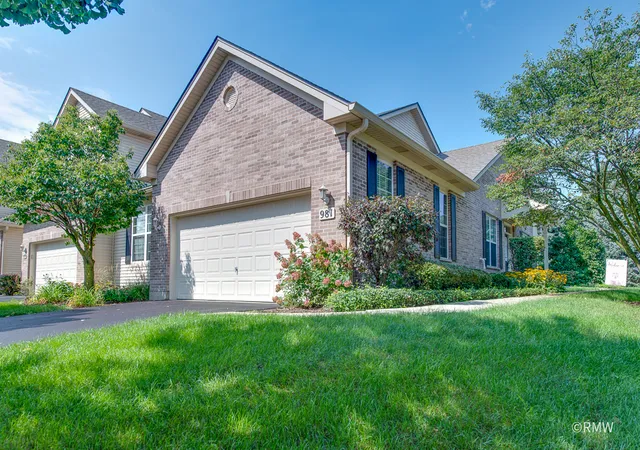 Photo 2 of Townhouse for sale at 981 Oak Ridge Blvd, Elgin, IL 60120 | MLS# 12745664 | Listing updated on 2026-09-14