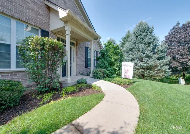 Photo 3 of Townhouse for sale at 981 Oak Ridge Blvd, Elgin, IL 60120 | MLS# 12745664 | Listing updated on 2026-09-14