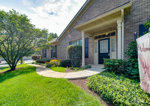 Photo 3 of Townhouse for sale at 981 Oak Ridge Blvd, Elgin, IL 60120 | MLS# 12745664 | Listing updated on 2026-09-14