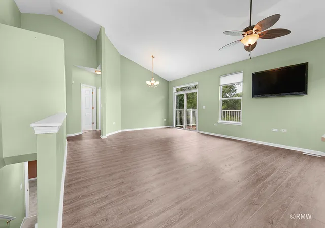 Photo 4 of Townhouse for sale at 981 Oak Ridge Blvd, Elgin, IL 60120 | MLS# 12745664 | Listing updated on 2026-09-14