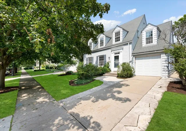 Photo 2 of Sale Pending at 3211 Park Pl, Evanston, IL 60201 | MLS# 12745688 | Listing updated on 2026-10-03