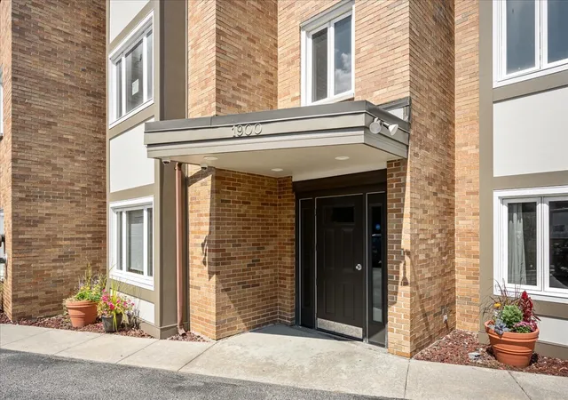 Listing Photo 1 - Condo for sale in building located at 1900 Wilmette Ave, Wilmette, IL 60091 - Unit #2F
