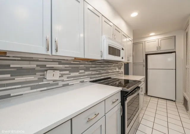 Photo 2 of Condo for sale at 550 Shorely Dr #104, Barrington, IL 60010 | MLS# 12745767 | Listing updated on 2026-10-06