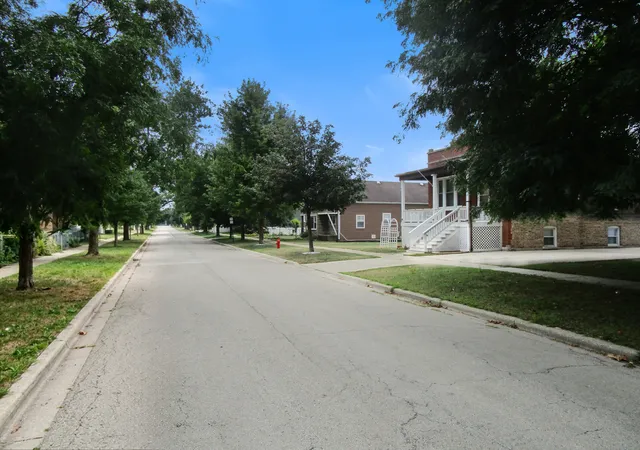 Photo 2 of Single family home for sale at 4129 Elm Ave, Lyons, IL 60534 | MLS# 12745808 | Listing updated on 2026-10-26
