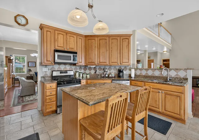 Photo 4 of Single family home for sale at 401 Lilac Ln, Elk Grove Village, IL 60007 | MLS# 12745868 | Listing updated on 2026-09-15