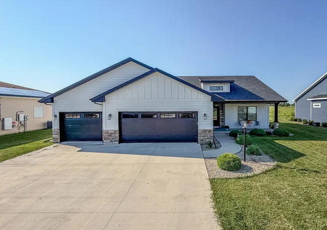 Photo 1 of Single family home for sale at 2713 E Stone Crk Blvd, Urbana, IL 61802 | MLS# 12745896 | Listing updated on 2026-10-05
