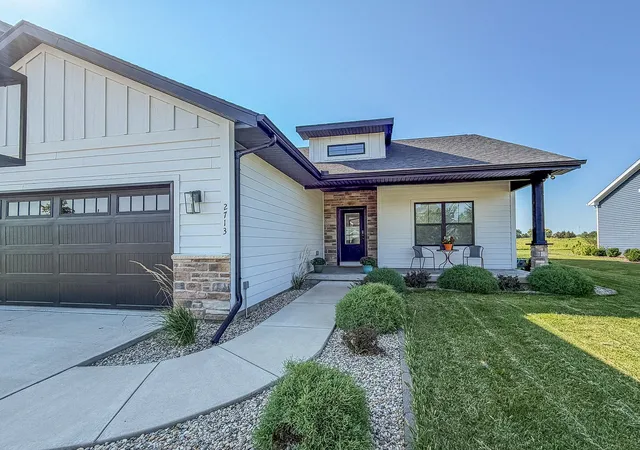 Photo 2 of Single family home for sale at 2713 E Stone Crk Blvd, Urbana, IL 61802 | MLS# 12745896 | Listing updated on 2026-10-05