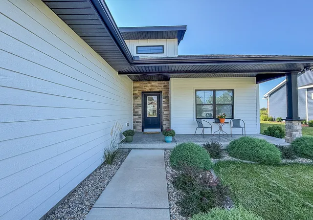 Photo 3 of Single family home for sale at 2713 E Stone Crk Blvd, Urbana, IL 61802 | MLS# 12745896 | Listing updated on 2026-10-05