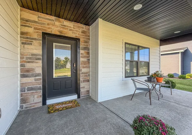 Photo 3 of Single family home for sale at 2713 E Stone Crk Blvd, Urbana, IL 61802 | MLS# 12745896 | Listing updated on 2026-10-05