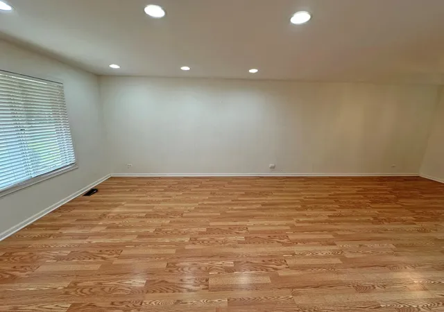 Photo 3 of Single family home for sale at 208 Autumn Ln, Vernon Hills, IL 60061 | MLS# 12745925 | Listing updated on 2026-09-28