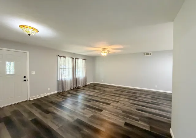 Photo 3 of Single family home for sale at 605 S Emerald Ln, Carbondale, IL 62901 | MLS# 12745940 | Listing updated on 2026-09-18